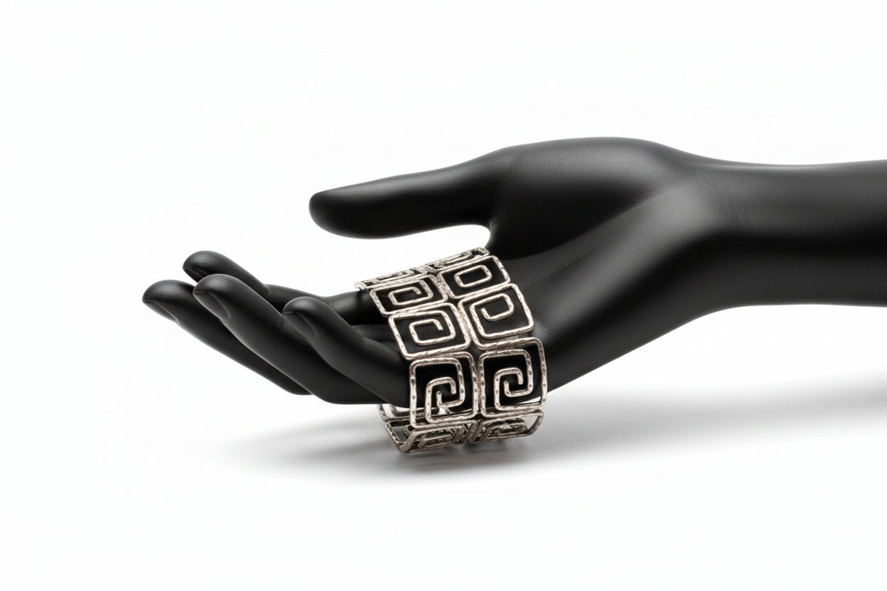 Geometric cuff
