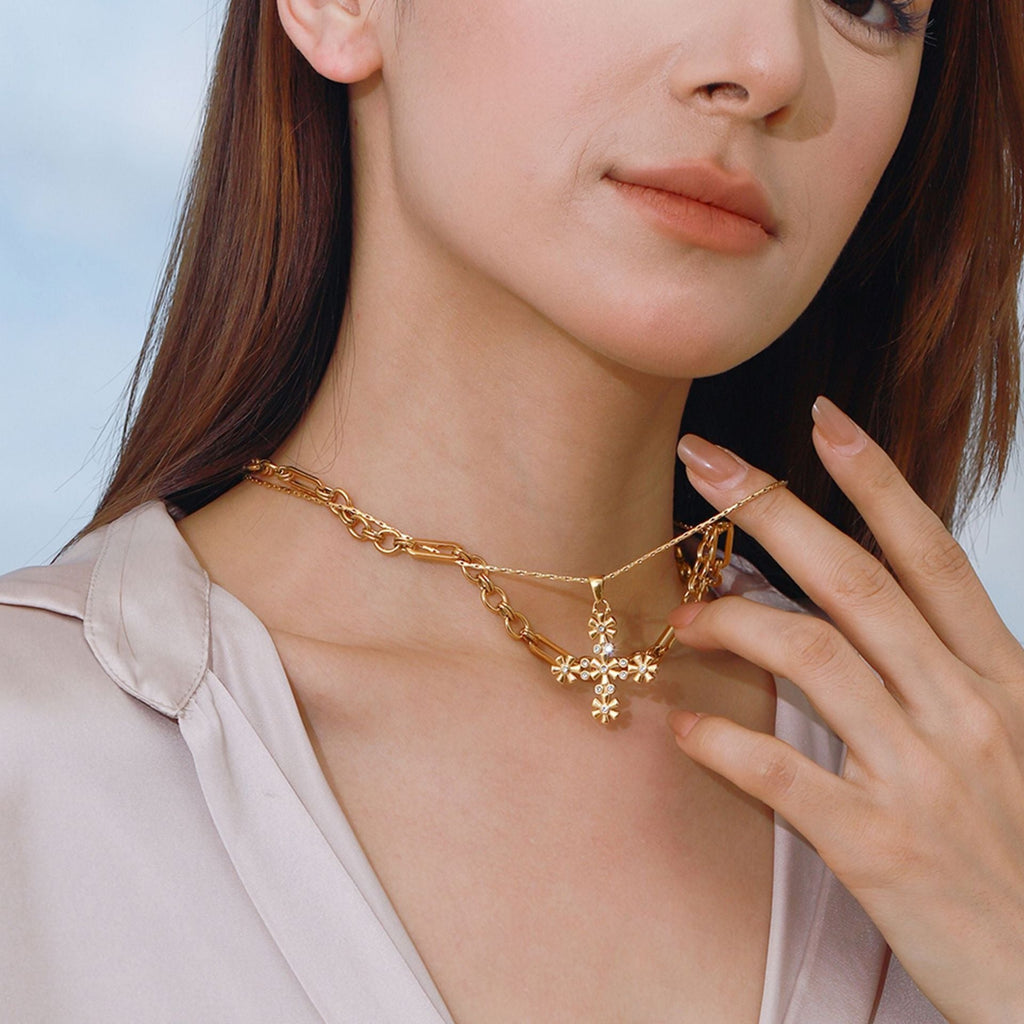 18K gold cross with flower-shaped design exquisite and fashionable necklace