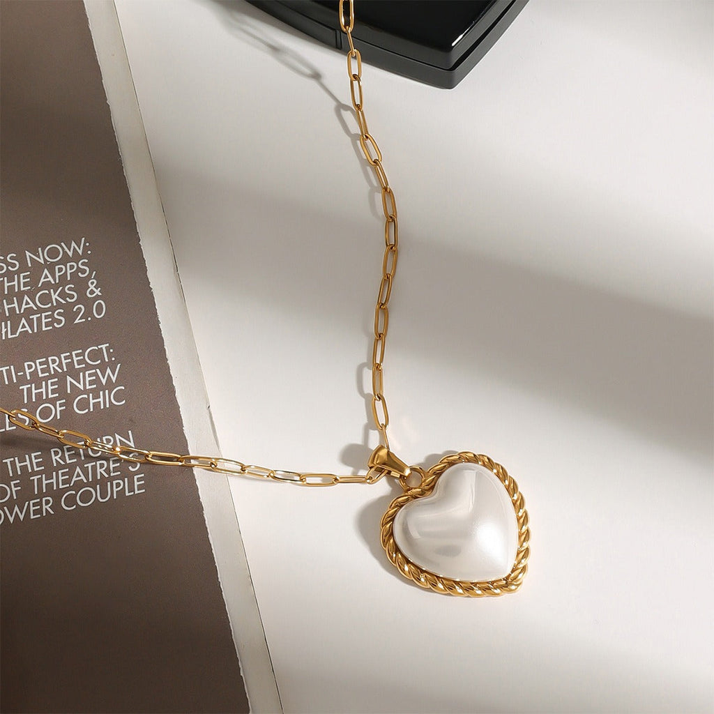 18K gold heart with texture inlaid pearl design exquisite and noble necklace