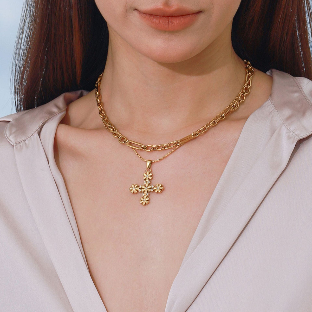 18K gold cross with flower-shaped design exquisite and fashionable necklace