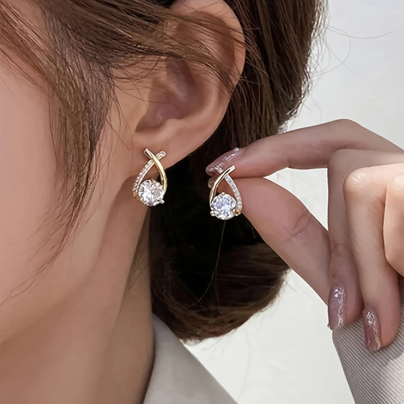 1 pair of luxurious and fashionable twisted S925 silver droplet cube earrings for decoration