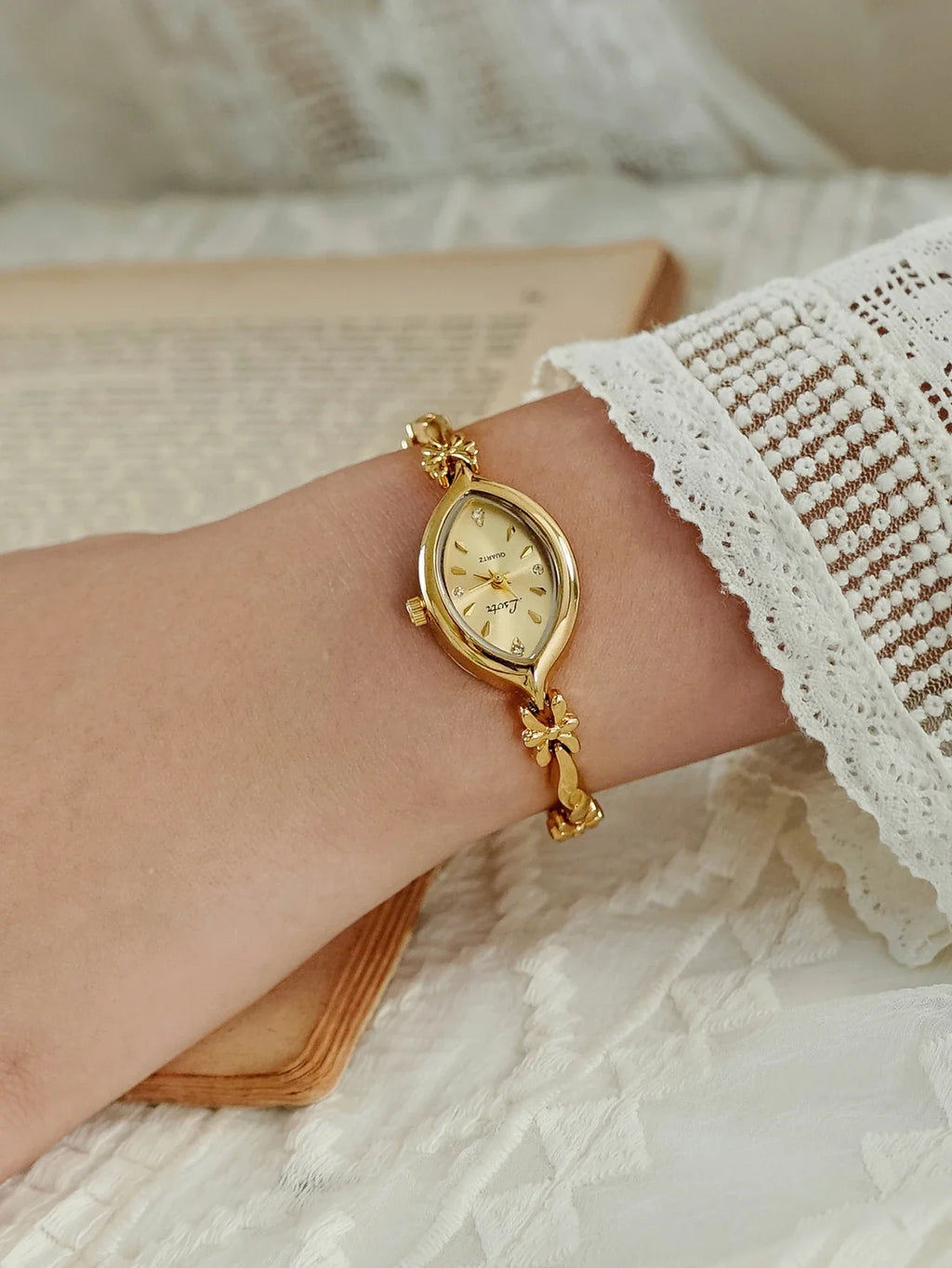 1 Piece of New French Retro Gold Small Dial Women's Watch, Fashionable, Simple, Luxurious, Elegant, Compact and Waterproof Bracelet, Women's Quartz Watch, Suitable for Decorative Wrists for Daily Wear, Dinner and Other Occasi