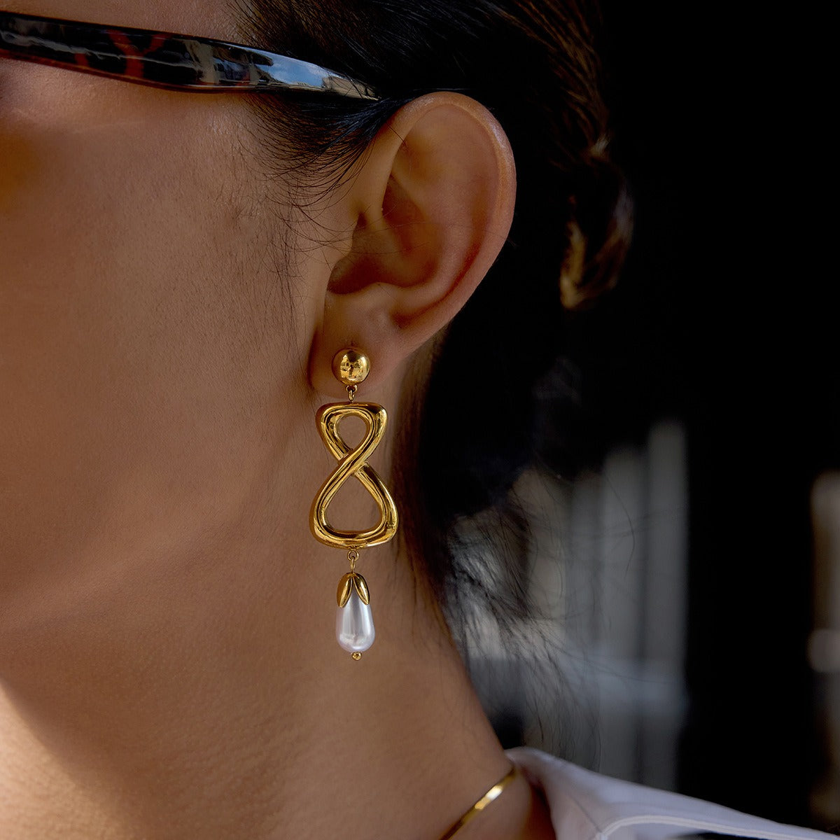 18K gold figure-eight shaped titanium steel earrings for autumn and winter.